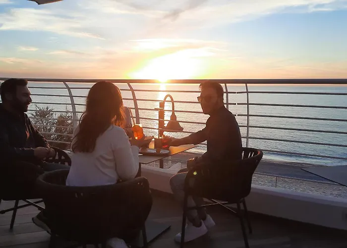 לינה וארוחת בוקר Sunset Club טרופאה