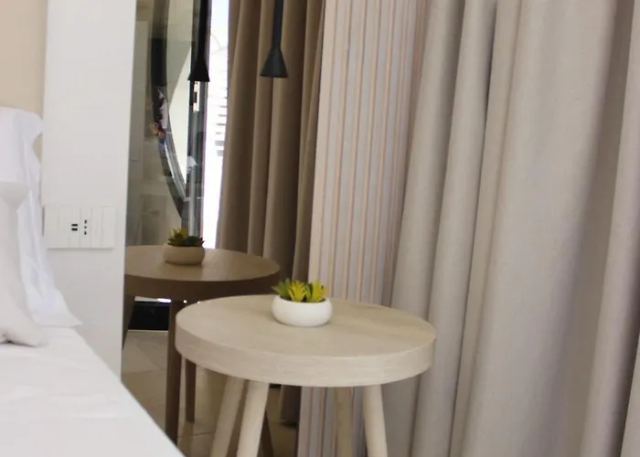 לינה וארוחת בוקר Sunset Club טרופאה