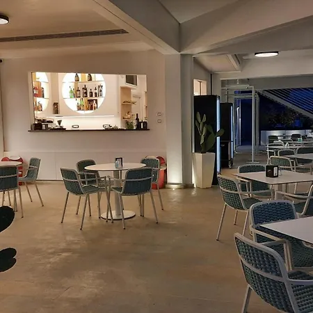 Sunset Club Bed and Breakfast 3*